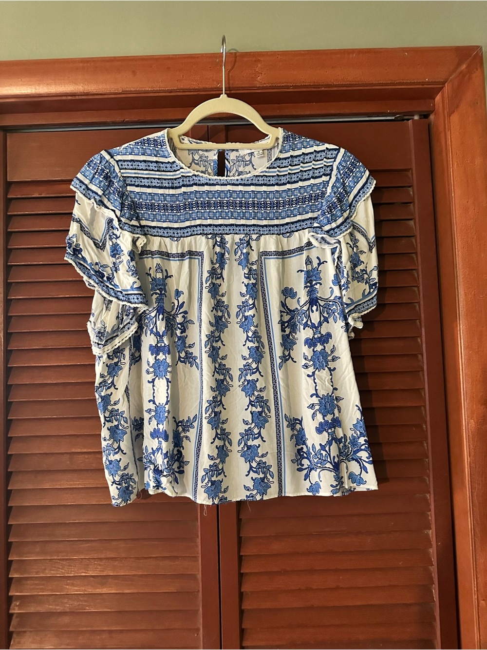 Rose + Olive Blue & White Floral Top with Flutter Sleeves. Medium